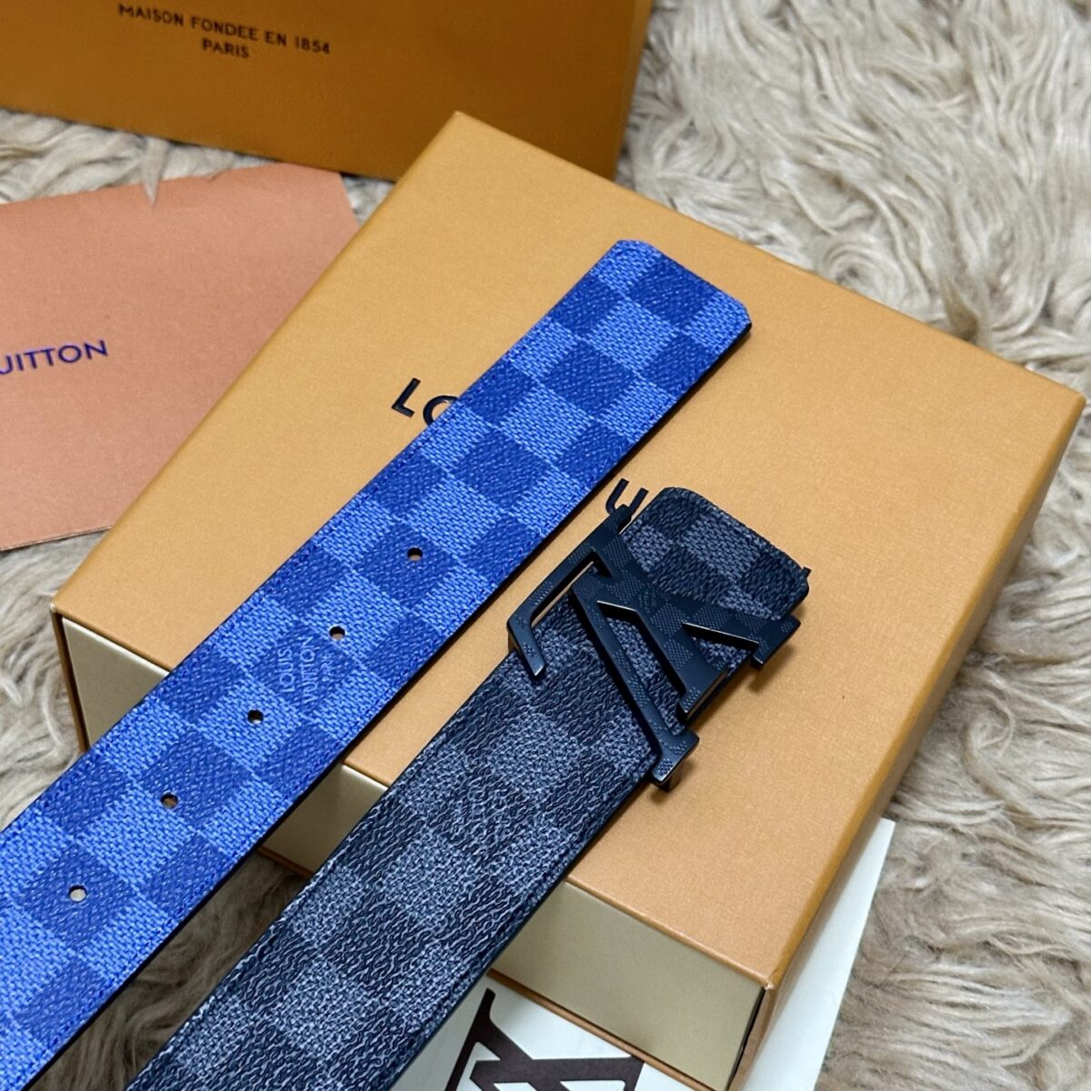 P125 🌸LV 宽4.0cm 双面腰带将两式经典融于一处。Monogram 印花瞩目放大，与焕新 Monogram Giant 系列相得益彰；Monogram 帆布在另一侧散发历久弥新的典雅风华 /