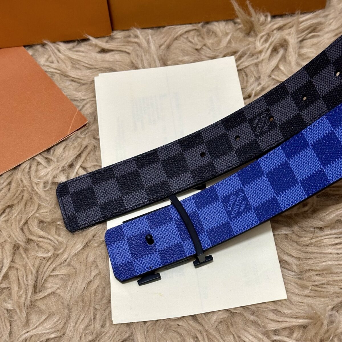 P125 🌸LV 宽4.0cm 双面腰带将两式经典融于一处。Monogram 印花瞩目放大，与焕新 Monogram Giant 系列相得益彰；Monogram 帆布在另一侧散发历久弥新的典雅风华 /