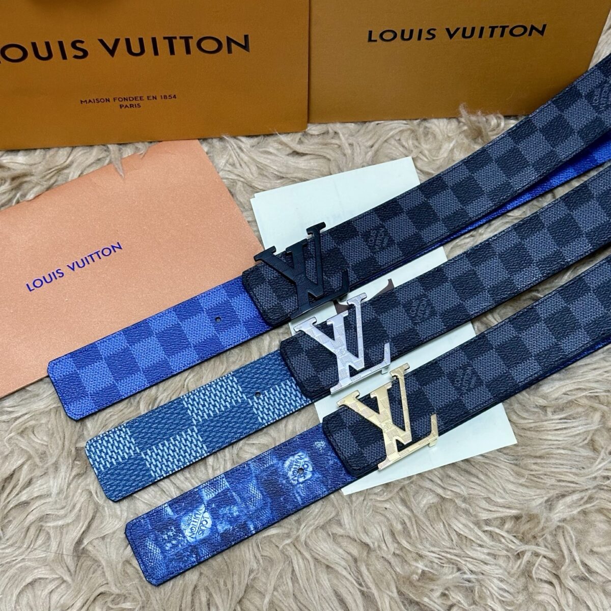 P125 🌸LV 宽4.0cm 双面腰带将两式经典融于一处。Monogram 印花瞩目放大，与焕新 Monogram Giant 系列相得益彰；Monogram 帆布在另一侧散发历久弥新的典雅风华 /