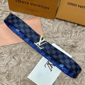 P125 🌸LV 宽4.0cm 双面腰带将两式经典融于一处。Monogram 印花瞩目放大，与焕新 Monogram Giant 系列相得益彰；Monogram 帆布在另一侧散发历久弥新的典雅风华 /