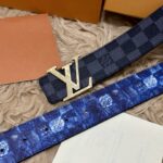 P125 🌸LV 宽4.0cm 双面腰带将两式经典融于一处。Monogram 印花瞩目放大，与焕新 Monogram Giant 系列相得益彰；Monogram 帆布在另一侧散发历久弥新的典雅风华 /