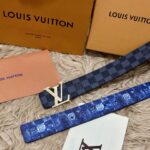 P125 🌸LV 宽4.0cm 双面腰带将两式经典融于一处。Monogram 印花瞩目放大，与焕新 Monogram Giant 系列相得益彰；Monogram 帆布在另一侧散发历久弥新的典雅风华 /