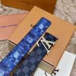 P125 🌸LV 宽4.0cm 双面腰带将两式经典融于一处。Monogram 印花瞩目放大，与焕新 Monogram Giant 系列相得益彰；Monogram 帆布在另一侧散发历久弥新的典雅风华 /