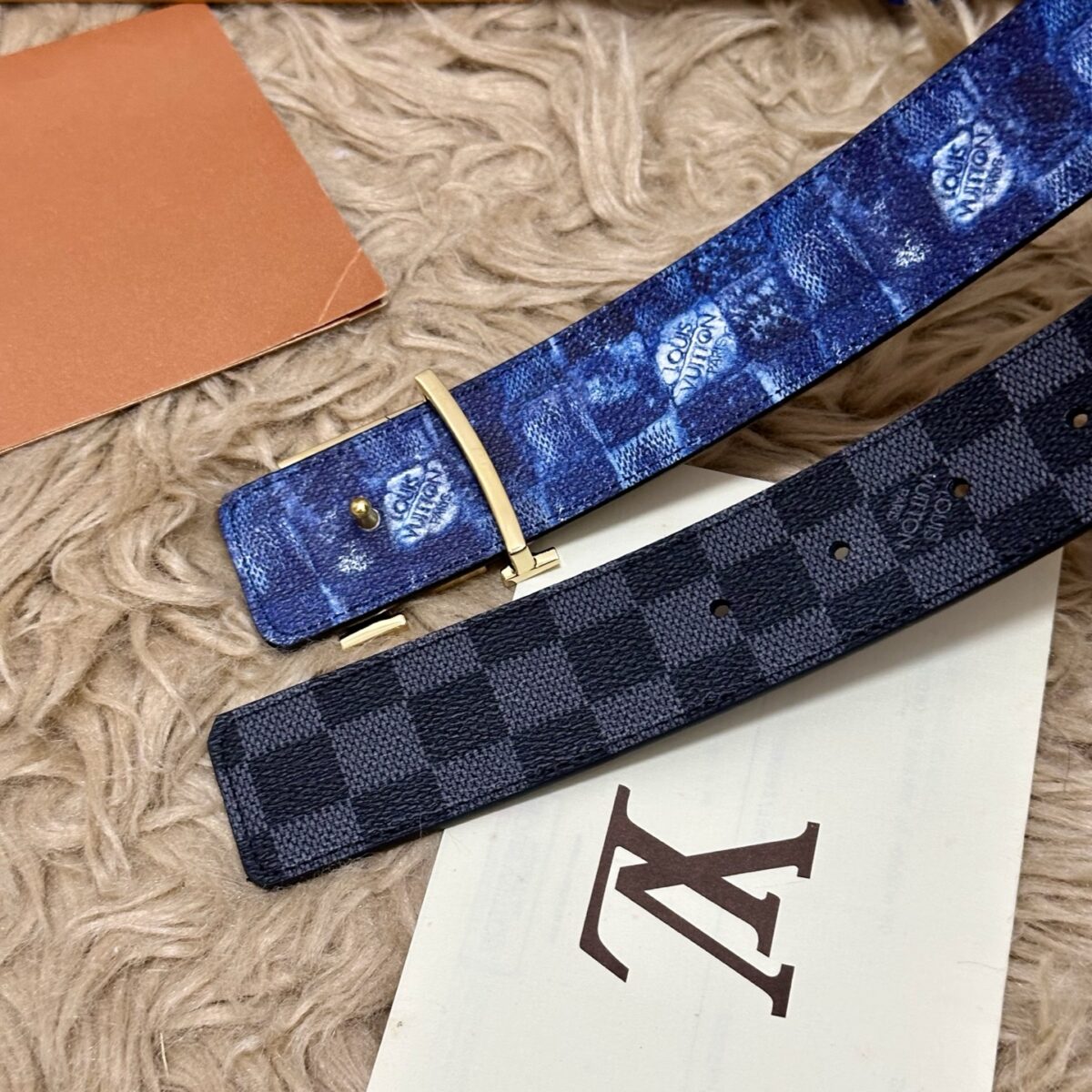 P125 🌸LV 宽4.0cm 双面腰带将两式经典融于一处。Monogram 印花瞩目放大，与焕新 Monogram Giant 系列相得益彰；Monogram 帆布在另一侧散发历久弥新的典雅风华 /