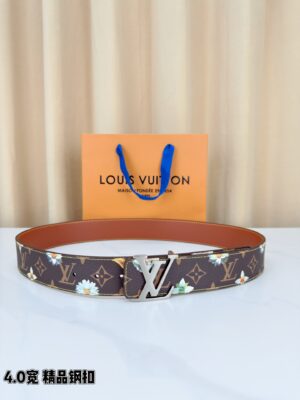 品名：LV..路易..威登✈️原单P130 🎁材料：🐂百分百头层牛皮，保证真皮。24k纯钢扣🌈双面可用✨专柜同等质量， 送人自用首选✈️ 🎁包装： 请认准如图专柜包装，赠送打孔器，银联发票，宽度3.8CM