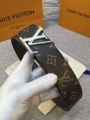 P120 配全套包装礼盒🎁 Virgil Abloh 以先锋美学理念解读 LV Tag 腰带，以经典LV 搭扣俘获视觉焦点。 Monogram 帆布和光滑小牛皮分饰两面。 老花/皮底，宽度40MM