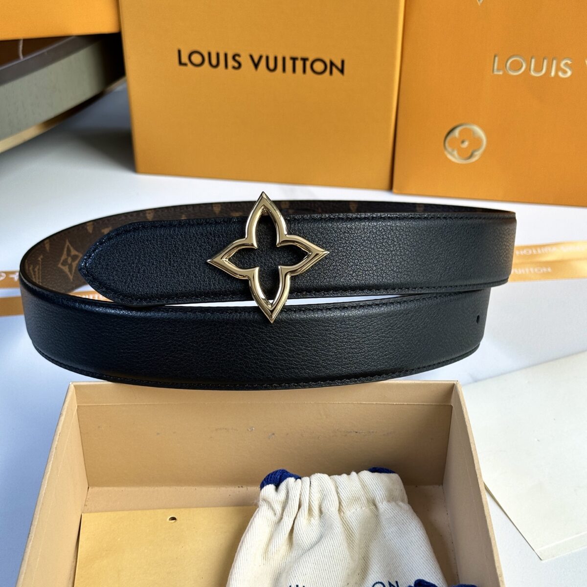 P125 L0UIS VUITT0N 今季新品 原單腰帶 寬度35毫米 經典防水帆布面料進口小荔枝纹做底 搭配全新花卉形状钢扣五金 可雙面使用佩戴 /