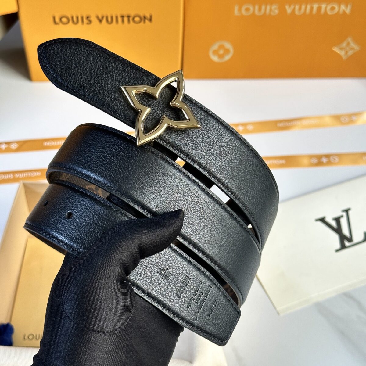 P125 L0UIS VUITT0N 今季新品 原單腰帶 寬度35毫米 經典防水帆布面料進口小荔枝纹做底 搭配全新花卉形状钢扣五金 可雙面使用佩戴 /