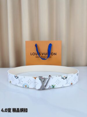 P130 宽 LV Initiales Monogram Flower 双面腰带以 Monogram 印花和撞色花卉焕新帆布一面，翻转即现雅致皮革素面。绚烂繁花新释品牌经典元素，动感艺术唤起情感共鸣