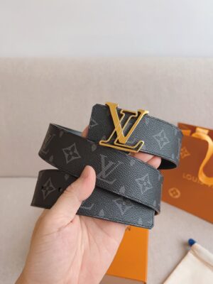 P130 LV line 40毫米双面腰带令Monogram Eclipse Reverse帆布和无纹牛皮革各持一面，LV line 搭扣展现镂空L字的创意巧思，于昼夜场合尽显摩登风范。