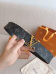 P130 LV line 40毫米双面腰带令Monogram Eclipse Reverse帆布和无纹牛皮革各持一面，LV line 搭扣展现镂空L字的创意巧思，于昼夜场合尽显摩登风范。