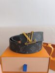 P130 LV line 40毫米双面腰带令Monogram Eclipse Reverse帆布和无纹牛皮革各持一面，LV line 搭扣展现镂空L字的创意巧思，于昼夜场合尽显摩登风范。