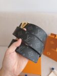 P130 LV line 40毫米双面腰带令Monogram Eclipse Reverse帆布和无纹牛皮革各持一面，LV line 搭扣展现镂空L字的创意巧思，于昼夜场合尽显摩登风范。