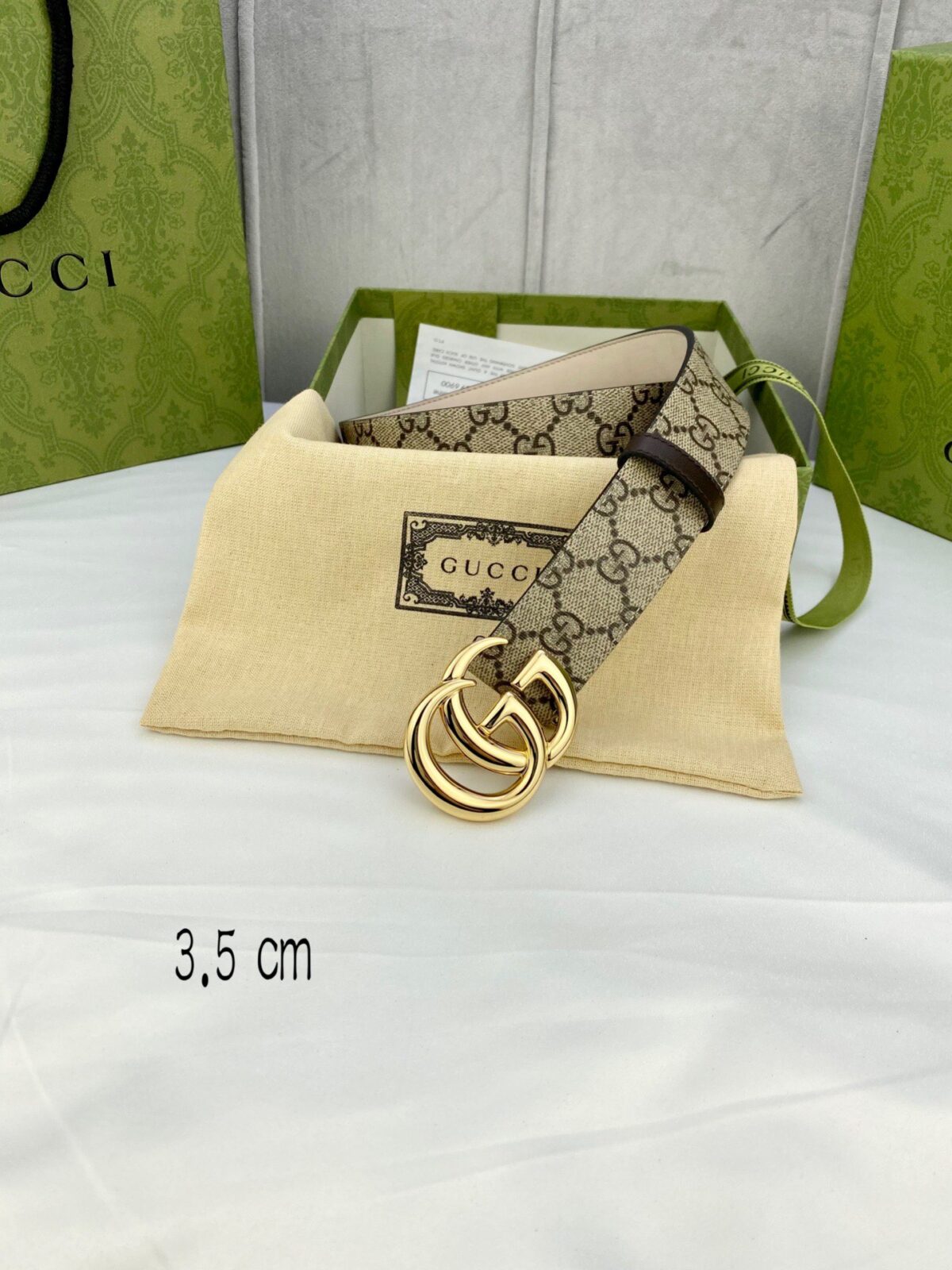 gucci Marmont系列每一季都会推陈出新，为灵感源于70年代的标志性GG配件注入现代精髓。Supreme帆布印花 腰带反面采用黑色皮革材质，款号659417 92TIC 9769 /