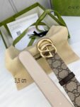 gucci Marmont系列每一季都会推陈出新，为灵感源于70年代的标志性GG配件注入现代精髓。Supreme帆布印花 腰带反面采用黑色皮革材质，款号659417 92TIC 9769 /
