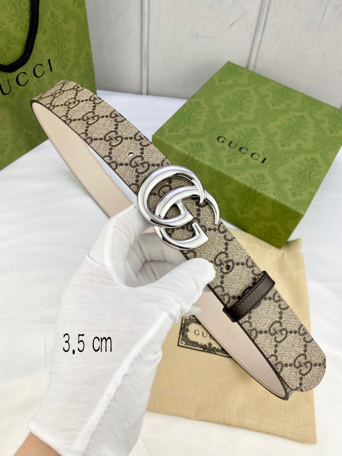 gucci Marmont系列每一季都会推陈出新，为灵感源于70年代的标志性GG配件注入现代精髓。Supreme帆布印花 腰带反面采用黑色皮革材质，款号659417 92TIC 9769 /