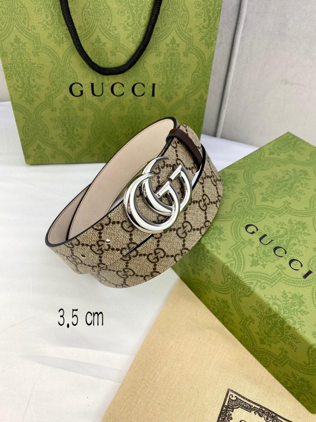 gucci Marmont系列每一季都会推陈出新，为灵感源于70年代的标志性GG配件注入现代精髓。Supreme帆布印花 腰带反面采用黑色皮革材质，款号659417 92TIC 9769 /