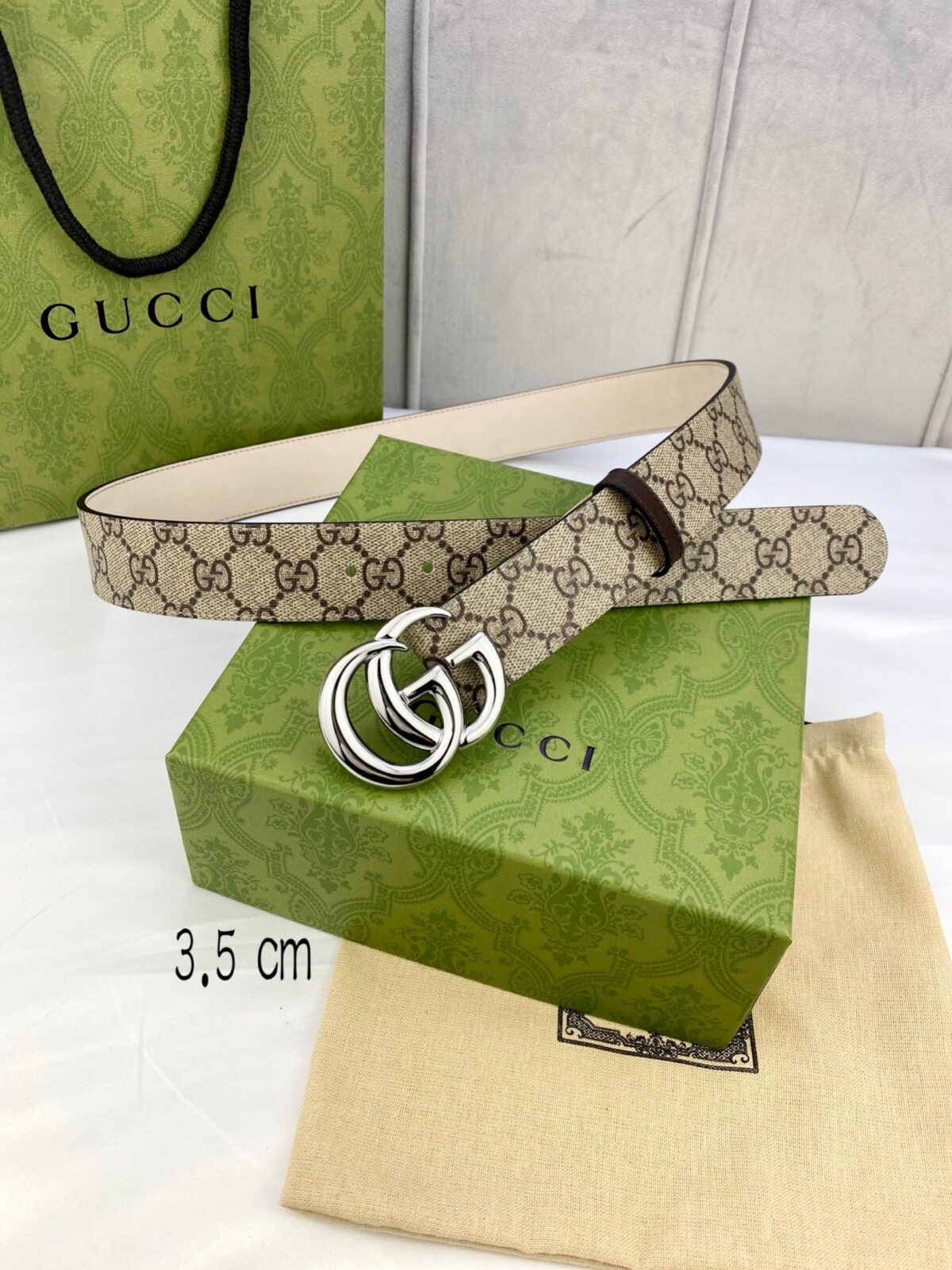 gucci Marmont系列每一季都会推陈出新，为灵感源于70年代的标志性GG配件注入现代精髓。Supreme帆布印花 腰带反面采用黑色皮革材质，款号659417 92TIC 9769 /