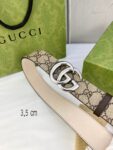 gucci Marmont系列每一季都会推陈出新，为灵感源于70年代的标志性GG配件注入现代精髓。Supreme帆布印花 腰带反面采用黑色皮革材质，款号659417 92TIC 9769 /
