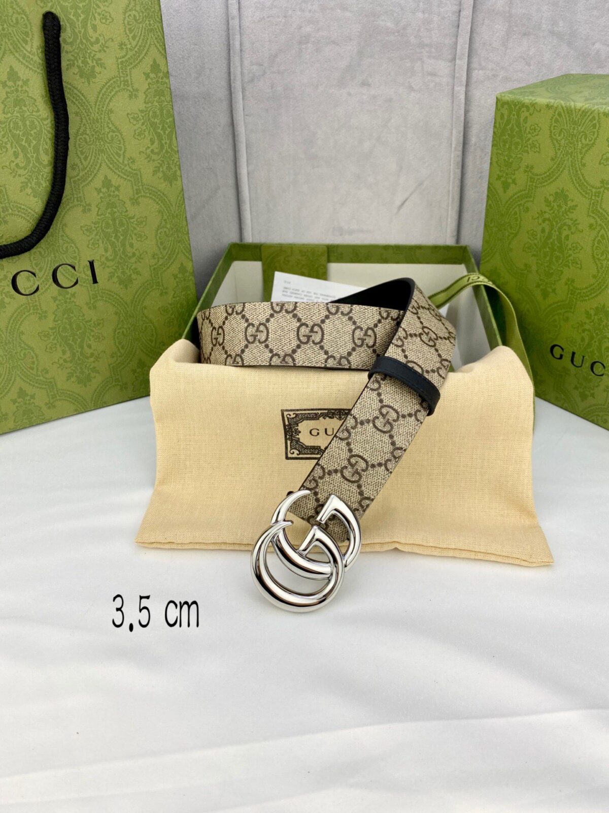 gucci Marmont系列每一季都会推陈出新，为灵感源于70年代的标志性GG配件注入现代精髓。Supreme帆布印花 腰带反面采用黑色皮革材质，款号659417 92TIC 9769 /