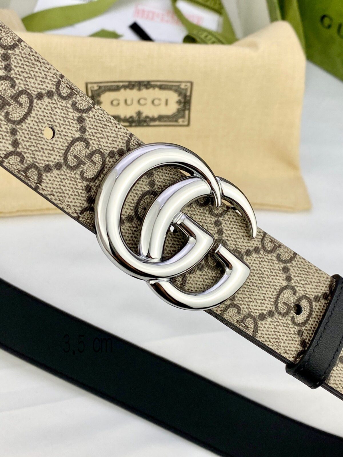 gucci Marmont系列每一季都会推陈出新，为灵感源于70年代的标志性GG配件注入现代精髓。Supreme帆布印花 腰带反面采用黑色皮革材质，款号659417 92TIC 9769 /