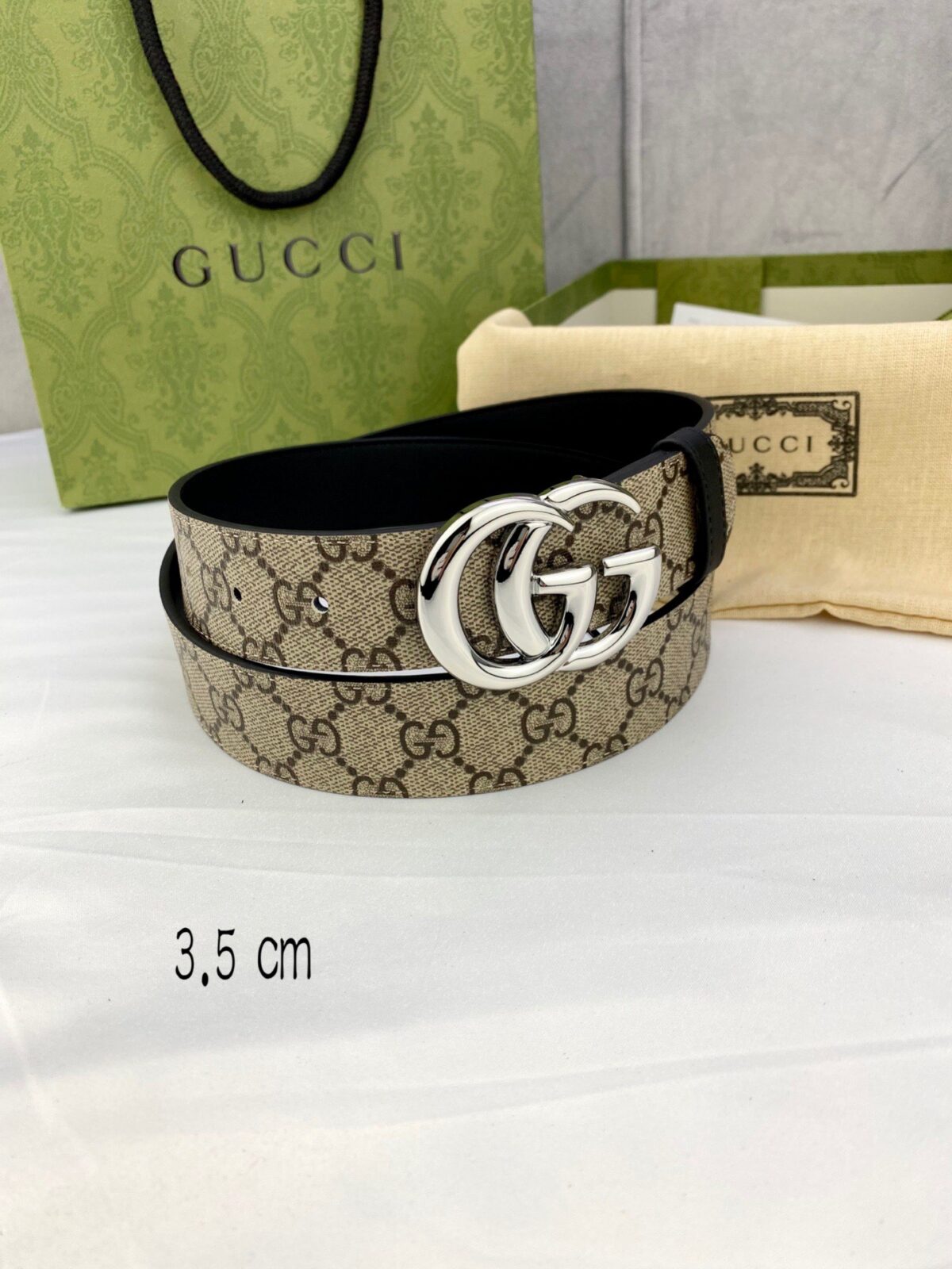 gucci Marmont系列每一季都会推陈出新，为灵感源于70年代的标志性GG配件注入现代精髓。Supreme帆布印花 腰带反面采用黑色皮革材质，款号659417 92TIC 9769 /