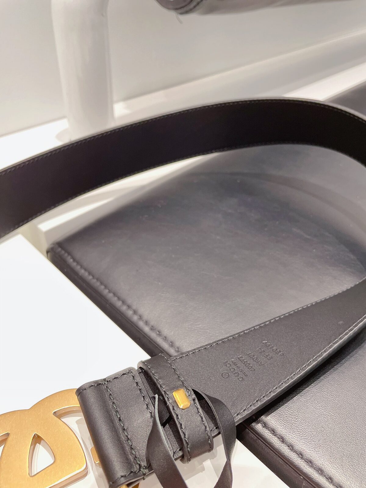 gucci (古奇) 专柜爆款 模特走秀款 双面头层牛皮 搭配纯铜标志性双g复古扣 4个宽度 . . . 小时前