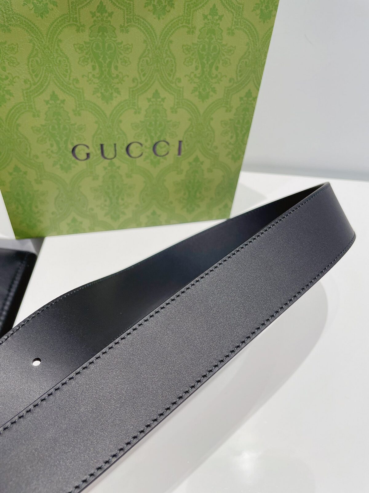 gucci (古奇) 专柜爆款 模特走秀款 双面头层牛皮 搭配纯铜标志性双g复古扣 4个宽度 . . . 小时前