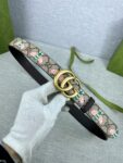 GUCCI 蜜蜂图案是Gucci动物王国中的标志性元素之一，在这款配饰中焕新演绎为卡通风格设计。这款腰带融合了经典蜜蜂元素和双G图案，突显品牌悠久的设计传承。 /