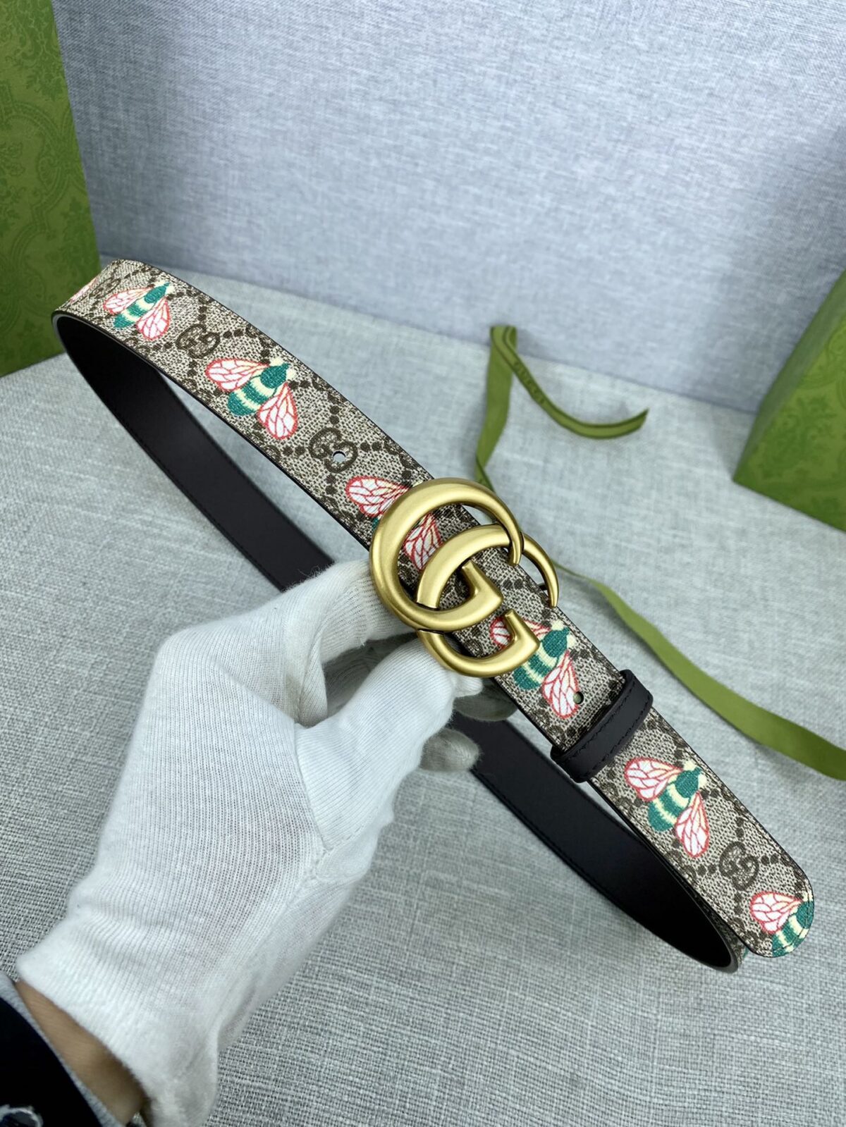 GUCCI 蜜蜂图案是Gucci动物王国中的标志性元素之一，在这款配饰中焕新演绎为卡通风格设计。这款腰带融合了经典蜜蜂元素和双G图案，突显品牌悠久的设计传承。 /