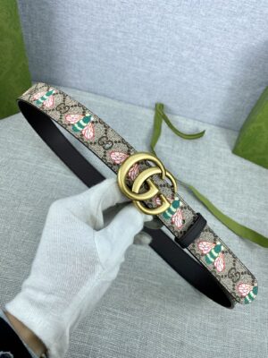 GUCCI 蜜蜂图案是Gucci动物王国中的标志性元素之一，在这款配饰中焕新演绎为卡通风格设计。这款腰带融合了经典蜜蜂元素和双G图案，突显品牌悠久的设计传承。 /