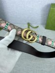 GUCCI 蜜蜂图案是Gucci动物王国中的标志性元素之一，在这款配饰中焕新演绎为卡通风格设计。这款腰带融合了经典蜜蜂元素和双G图案，突显品牌悠久的设计传承。 /