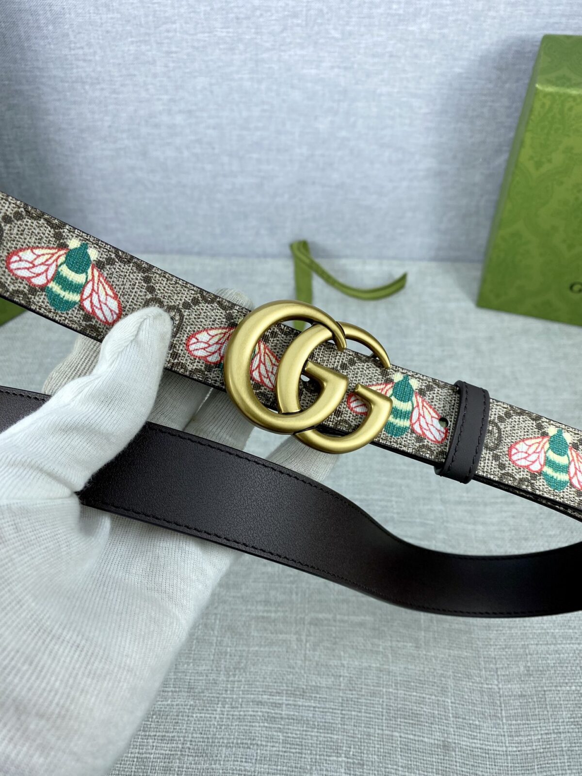 GUCCI 蜜蜂图案是Gucci动物王国中的标志性元素之一，在这款配饰中焕新演绎为卡通风格设计。这款腰带融合了经典蜜蜂元素和双G图案，突显品牌悠久的设计传承。 /