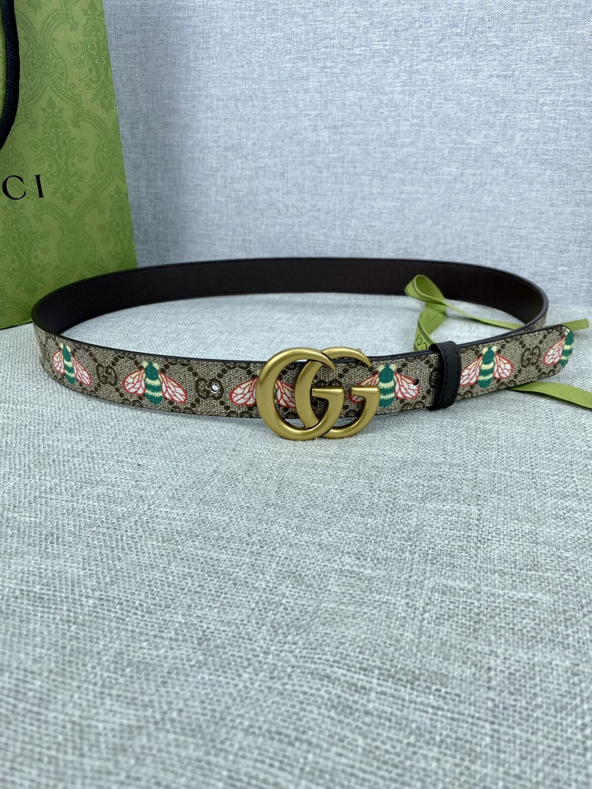 GUCCI 蜜蜂图案是Gucci动物王国中的标志性元素之一，在这款配饰中焕新演绎为卡通风格设计。这款腰带融合了经典蜜蜂元素和双G图案，突显品牌悠久的设计传承。 /
