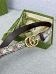 GUCCI 蜜蜂图案是Gucci动物王国中的标志性元素之一，在这款配饰中焕新演绎为卡通风格设计。这款腰带融合了经典蜜蜂元素和双G图案，突显品牌悠久的设计传承。 /