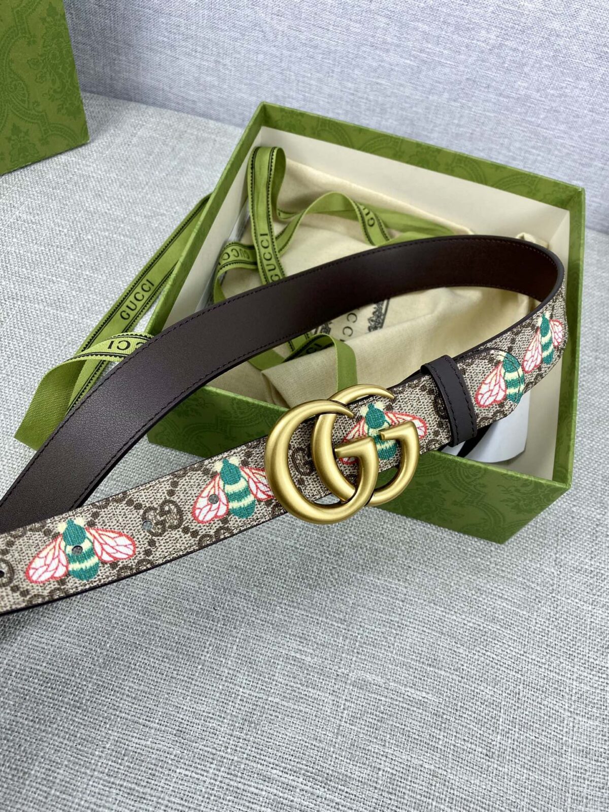 GUCCI 蜜蜂图案是Gucci动物王国中的标志性元素之一，在这款配饰中焕新演绎为卡通风格设计。这款腰带融合了经典蜜蜂元素和双G图案，突显品牌悠久的设计传承。 /