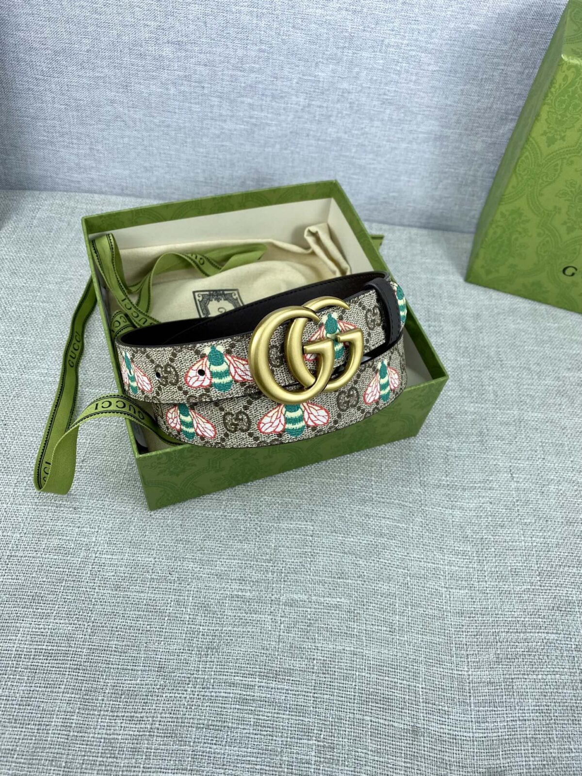GUCCI 蜜蜂图案是Gucci动物王国中的标志性元素之一，在这款配饰中焕新演绎为卡通风格设计。这款腰带融合了经典蜜蜂元素和双G图案，突显品牌悠久的设计传承。 /