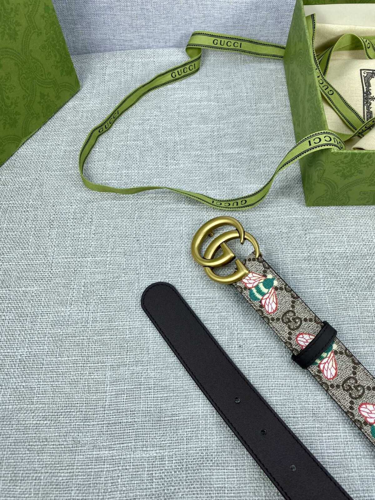 GUCCI 蜜蜂图案是Gucci动物王国中的标志性元素之一，在这款配饰中焕新演绎为卡通风格设计。这款腰带融合了经典蜜蜂元素和双G图案，突显品牌悠久的设计传承。 /