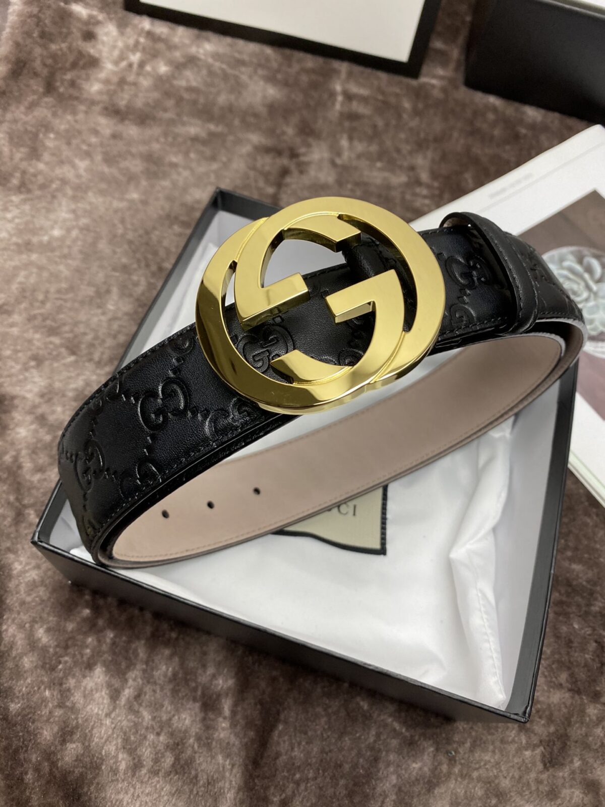 P100 ：配送专柜全套礼盒包装🎁。古驰：原单头层牛皮压G面，内衬头层牛皮树膏磨砂底，搭配原单扣.原单皮料定制，专柜宽度 /