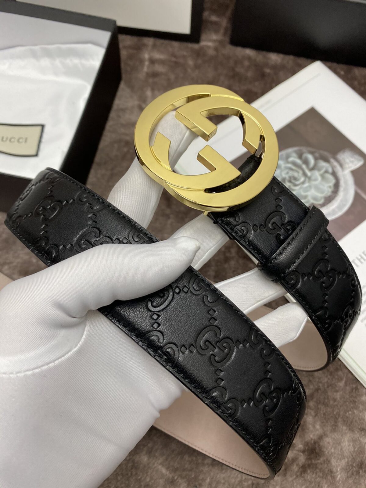 P100 ：配送专柜全套礼盒包装🎁。古驰：原单头层牛皮压G面，内衬头层牛皮树膏磨砂底，搭配原单扣.原单皮料定制，专柜宽度 /