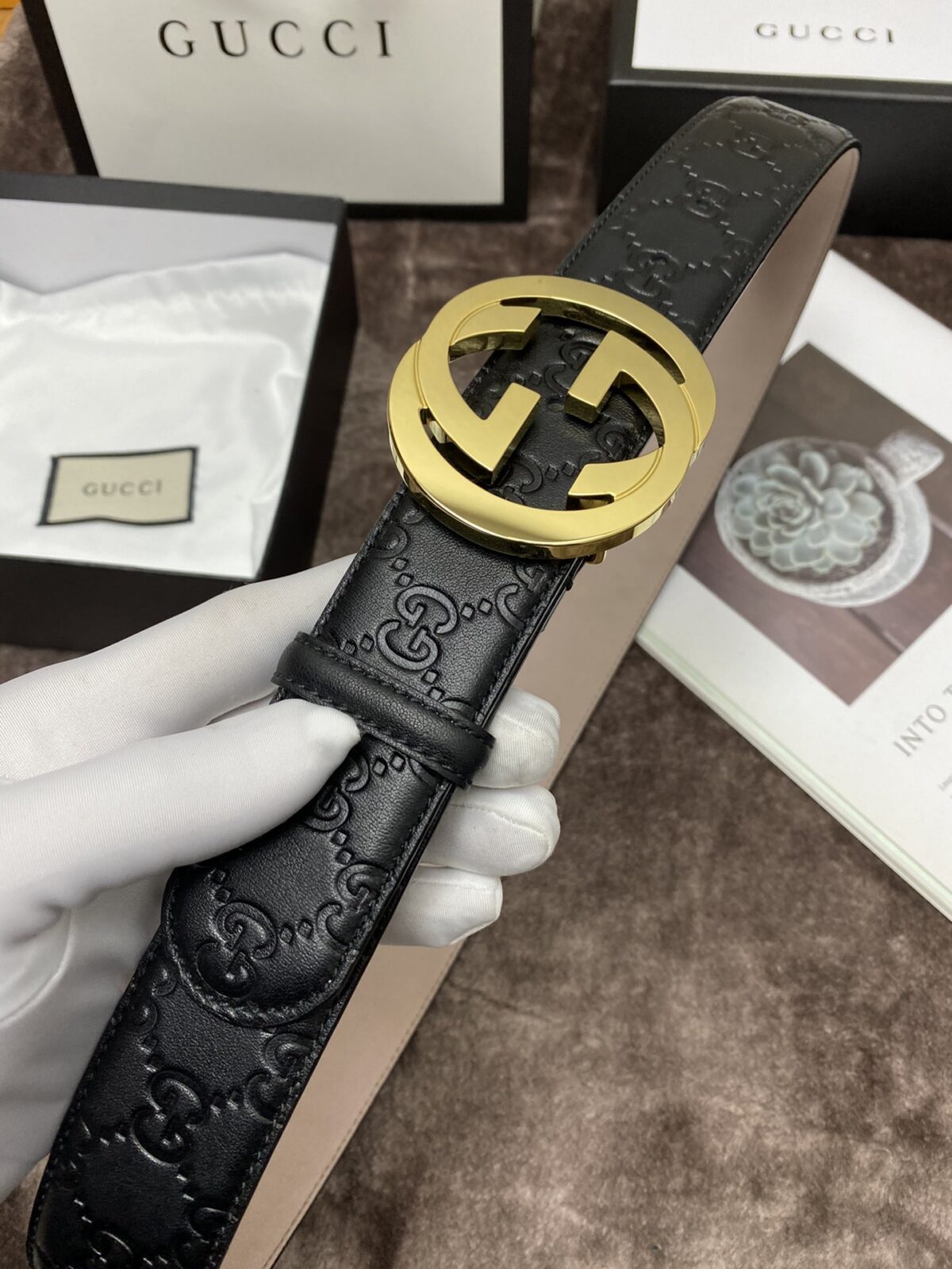 P100 ：配送专柜全套礼盒包装🎁。古驰：原单头层牛皮压G面，内衬头层牛皮树膏磨砂底，搭配原单扣.原单皮料定制，专柜宽度 /