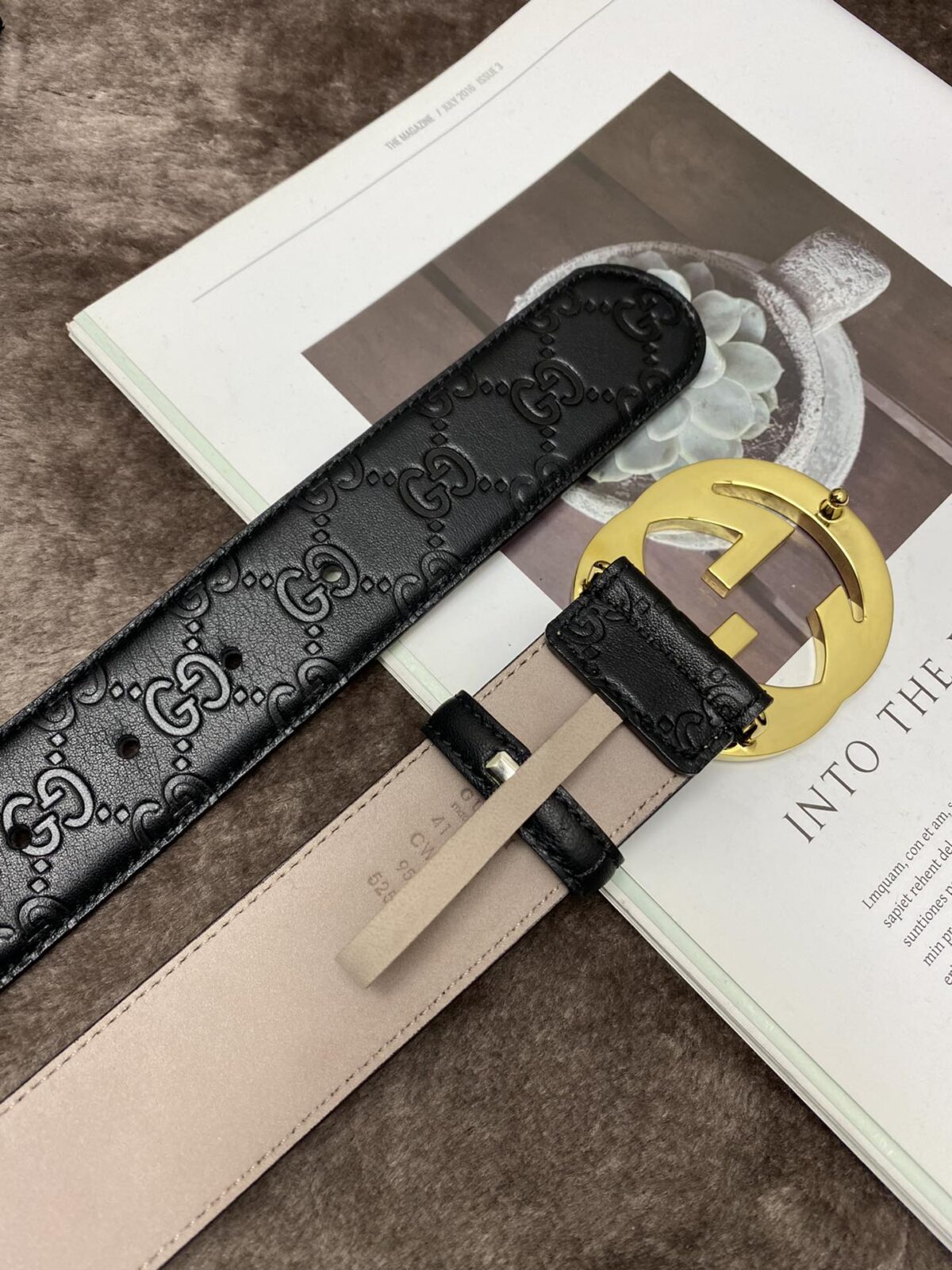 P100 ：配送专柜全套礼盒包装🎁。古驰：原单头层牛皮压G面，内衬头层牛皮树膏磨砂底，搭配原单扣.原单皮料定制，专柜宽度 /