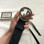 GUCCI 经典互扣式双G带扣腰带，采用热压印技术的Gucci Signature皮革精制而成，触感厚实，印花图案清晰分明，搭配钯色金属配件。品质如此可见 /
