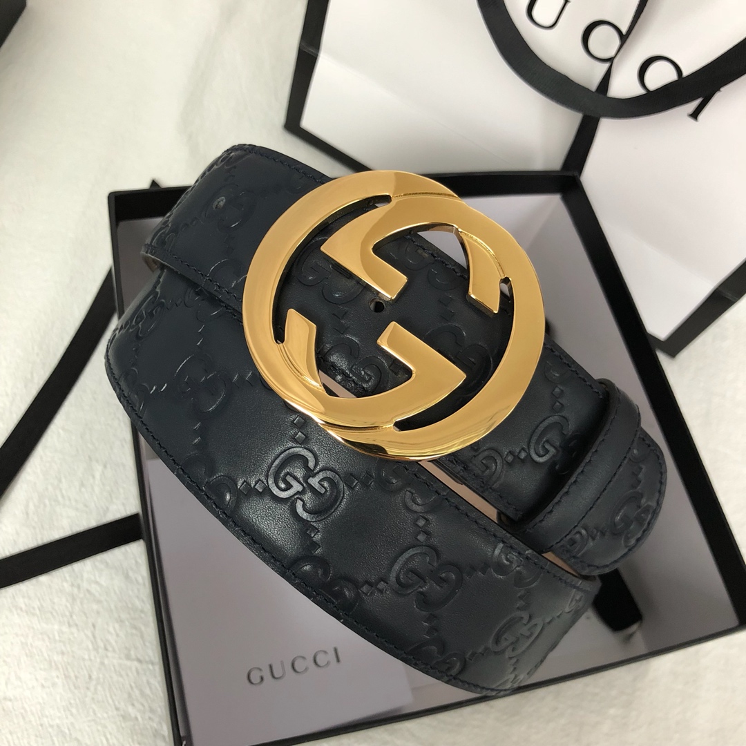 GUCCI 经典互扣式双G带扣腰带，采用热压印技术的Gucci Signature皮革精制而成，触感厚实，印花图案清晰分明，搭配钯色金属配件。品质如此可见 /