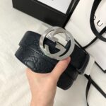 GUCCI 经典互扣式双G带扣腰带，采用热压印技术的Gucci Signature皮革精制而成，触感厚实，印花图案清晰分明，搭配钯色金属配件。品质如此可见 /