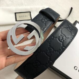 GUCCI 经典互扣式双G带扣腰带，采用热压印技术的Gucci Signature皮革精制而成，触感厚实，印花图案清晰分明，搭配钯色金属配件。品质如此可见 /