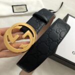 GUCCI 经典互扣式双G带扣腰带，采用热压印技术的Gucci Signature皮革精制而成，触感厚实，印花图案清晰分明，搭配钯色金属配件。品质如此可见 /