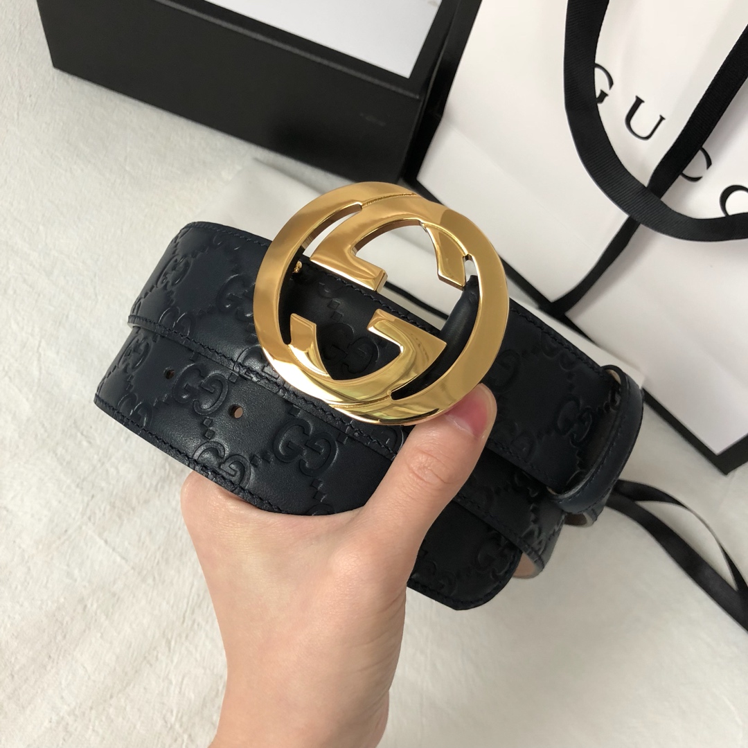 GUCCI 经典互扣式双G带扣腰带，采用热压印技术的Gucci Signature皮革精制而成，触感厚实，印花图案清晰分明，搭配钯色金属配件。品质如此可见 /
