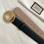 GUCCI 经典互扣式双G带扣腰带，采用热压印技术的Gucci Signature皮革精制而成，触感厚实，印花图案清晰分明，搭配钯色金属配件。品质如此可见 /