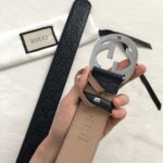 GUCCI 经典互扣式双G带扣腰带，采用热压印技术的Gucci Signature皮革精制而成，触感厚实，印花图案清晰分明，搭配钯色金属配件。品质如此可见 /